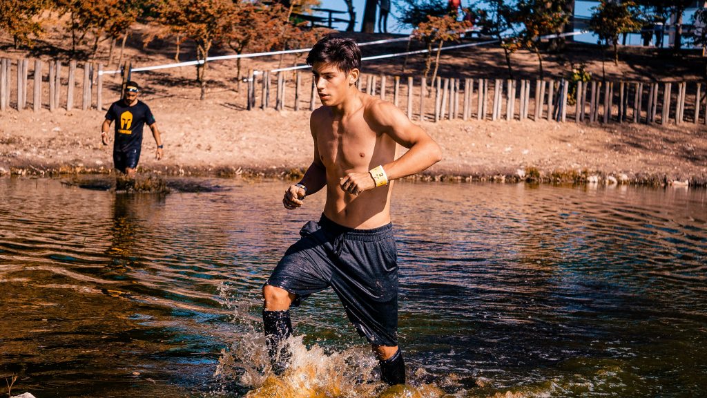 Un client court dans l'eau pendant une course d'obstacles