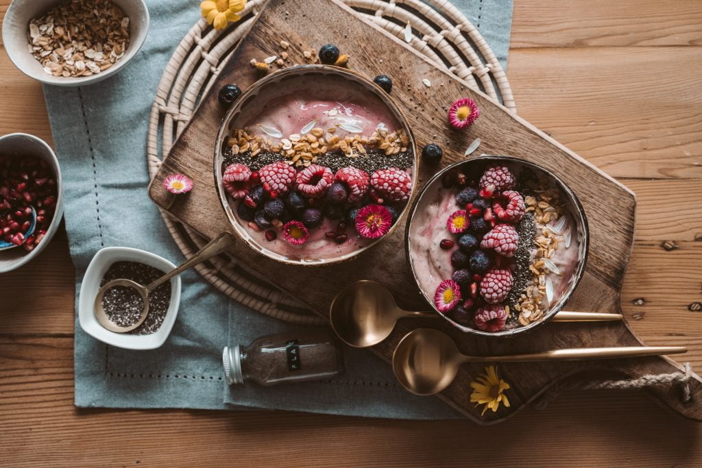 Un plateau repas avec des fruits et des noix